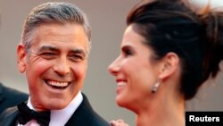 George Clooney y Sandra Bullock durante la premiere de "Gravity" en el Festival de Venecia.