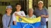"No sabemos hasta cuándo será esto": familia venezolana vende arepas para sobrevivir en Nicaragua