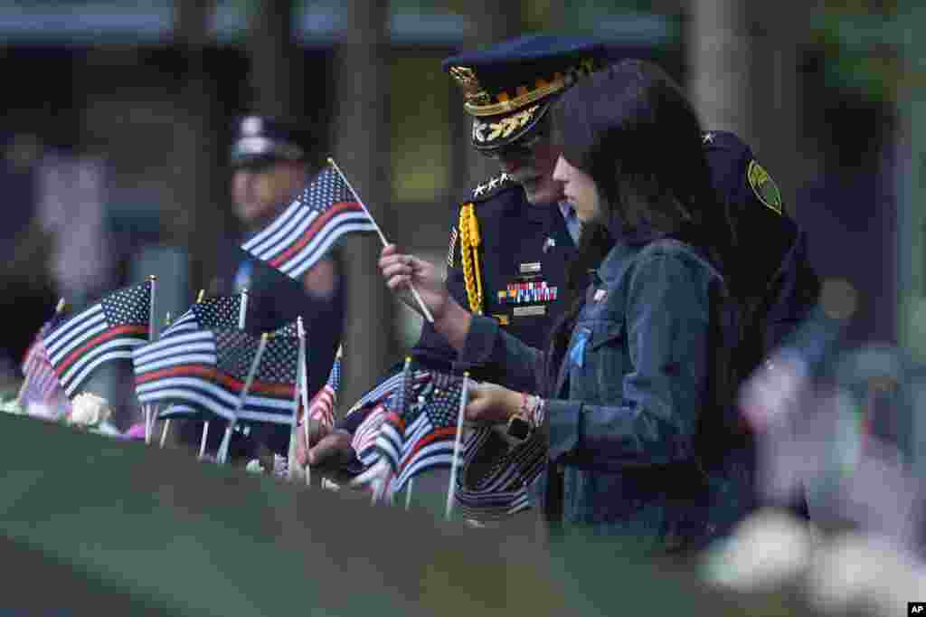 Cada año, familiares y miembros de organismos de seguridad de Nueva York se reúnen para honrar la memoria de quienes murieron y para recordar a quienes sobrevivieron al fatídico ataque de dos aviones contra las Torres Gemelas, en Manhatan. 