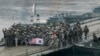 Tentara AS dan Korea Selatan berpose di jembatan terapung di Sungai Hantan setelah operasi penyeberangan sungai, bagian dari latihan militer gabungan tahunan antara Korea Selatan dan Amerika Serikat di Yeoncheon, Korea Selatan. (Foto: AP)