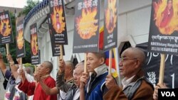 Para biarawan Tibet di Taipei, Tiawan melakukan unjuk rasa dengan membawa gambar para biarawan yang tewas akibat aksi bakar diri.