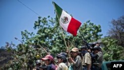 El grupo de vigilantes CRAC-PF entrena a niños de hasta cinco años para que puedan protegerse de los grupos criminales relacionados con las drogas que operan en la zona, según sus líderes. Estado de Guerrero, México, el 10 de abril de 2021.