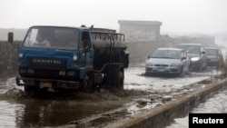 Des véhicules conduisent dans les inondations au Caire, Egypt, le 27 janvier 2016.