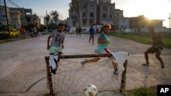 El gobierno de Donald Trump anunció el viernes un endurecimiento de las sanciones contra Cuba, reduciendo la cantidad de dinero que los cubanos residentes en en Estados Unidos pueden enviarles a sus familiares en la isla.