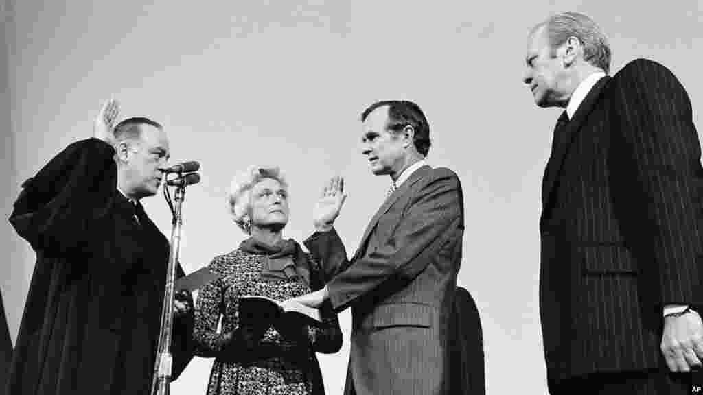 George Bush a prêté comme le nouveau directeur de l'Agence centrale de renseignement devant le juge adjoin de la Cour suprêmee Potter Stewart, à gauche, alors que Mme Barbara Bush et le président Gerald Ford, à droite, regardent au siège de la CIA à Langley, Va., 30 janvier, 1976.