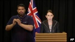 La primera ministra de Nueva Zelanda, Jacinda Ardern, dijo que la población podrá entregar sus armas bajo una amnistía mientras las autoridades desarrollan un sistema formal de recompra.