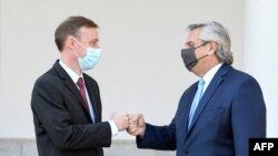 El presidente Alberto Fernández, a la derecha, y el asesor de seguridad nacional de Estados Unidos Jake Sullivan, se saludan en Buenos Aires, el 6 de agosto de 2021.