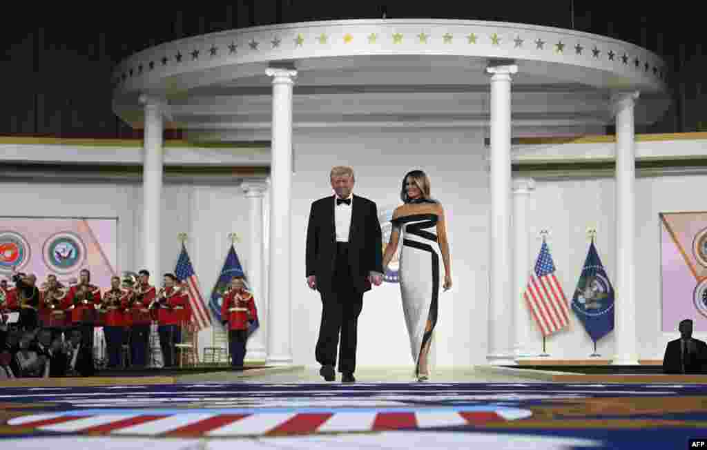 O Presidente Donald Trump e a primeira-dama Melania Trump assistem ao baile de tomada de posse do comandante-chefe no Centro de Convenções Walter E. Washington, em Washington, a 20 de janeiro de 2025.
