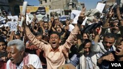 Para dosen dan mahasiswa di universitas-universitas Yaman melakukan unjuk rasa menuntut mundurnya Presiden Ali Abdullah Saleh dalam demo hari kelima di Sana'a (15/2).