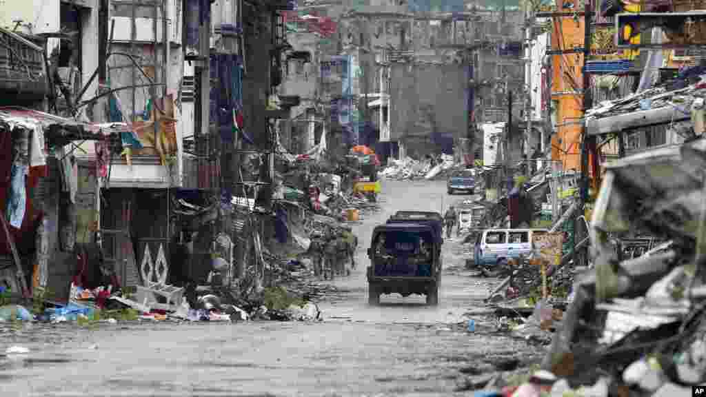 Dakarun kasar Philippines a hanyar su ta komawa masauki bayan shugaba Rodrigo Duterte ya ayana yancin kan Yankin Marawi na kasar Philippines 