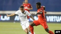 Le défenseur du Real Madrid, Mariano Diaz, et le défenseur du PSG Serge Aurier à Columbus, Ohio, le 27 juillet 2016.