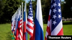 Banderas de EE. UU., Rusia y Suiza en el jardín de villa La Grange, un día antes del encuentro entre los presidentes de EE. UU., Joe Biden, y Rusia, Vladimir Putin, en Ginebra en junio de 2021.