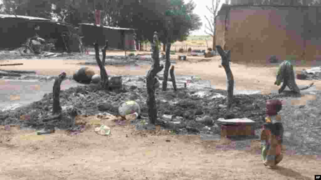 Wasu gidaje da aka kona a harin da ake zaton ‘yan Boko Haram ne suka kaishi a Kawuri dake Maiduguri, Junairu 28, 2014.