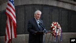 Rex Tillerson, secrétaire d’État américain, donne un discours devant le mémorial de l'attaque de l'ambassade américaine à Nairobi, Kenya, le 11 mars 2018.