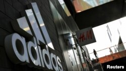 រូបសញ្ញាក្រុមហ៊ុន Adidas នៅហាងមួយរបស់ក្រុមហ៊ុនអន្តរជាតិនេះនៅក្នុងទីក្រុងប៉េកាំងប្រទេសចិន កាលពីថ្ងៃទី២៨ ខែមីនា ឆ្នាំ២០២១។
