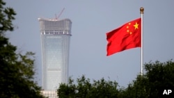 Un drapeau national chinois sur la place Tiananmen à Beijing, le 14 juin 2018.