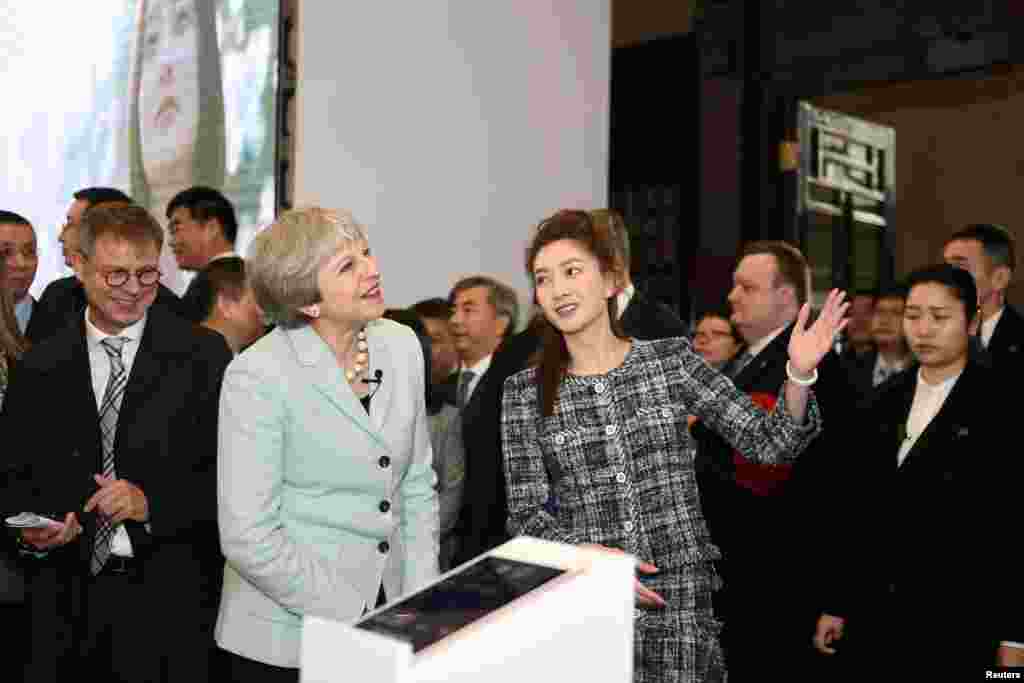 英国首相特蕾莎·梅2018年1月31日访问武汉大学。陪伴在英国首相身边的是中国影视女星江疏影。武大靖在夺冠后爆红网络,在一个节目中, 他被问到目前心目中符合“女神”标准的是谁,他说他追了江疏影很多剧。后来江疏影发微博祝贺他,和他在网上互动。