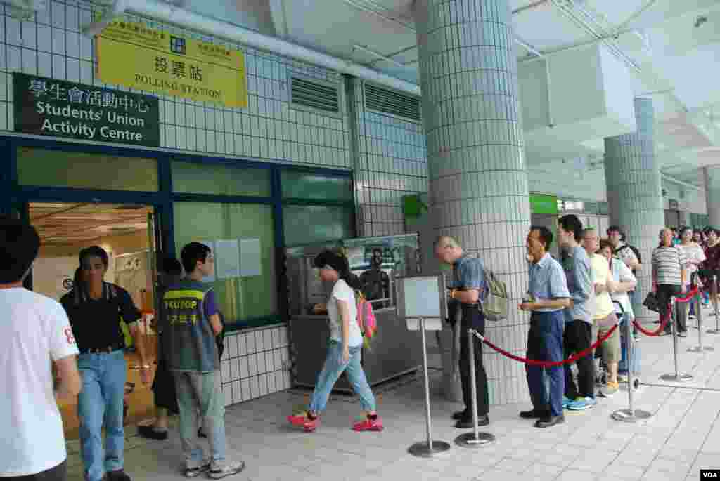 香港和平佔中全民投票城市大學實體票站外,有數十名市民排隊等候投票