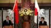Menteri Luar Negeri China Wang Yi (kiri) dan Menteri Luar Negeri Jepang Toshimitsu Motegi dalam konferensi pers di Tokyo, 24 November 2020.