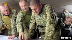 Panglima Angkatan Bersenjata Ukraina Valeriy Zaluzhnyi sedang membahas serangan balasan terhadap Rusia di lokasi yang tidak disebutkan, 19 Juni 2023. (Foto: kantor Panglima Angkatan Bersenjata Ukraina/Reuters)