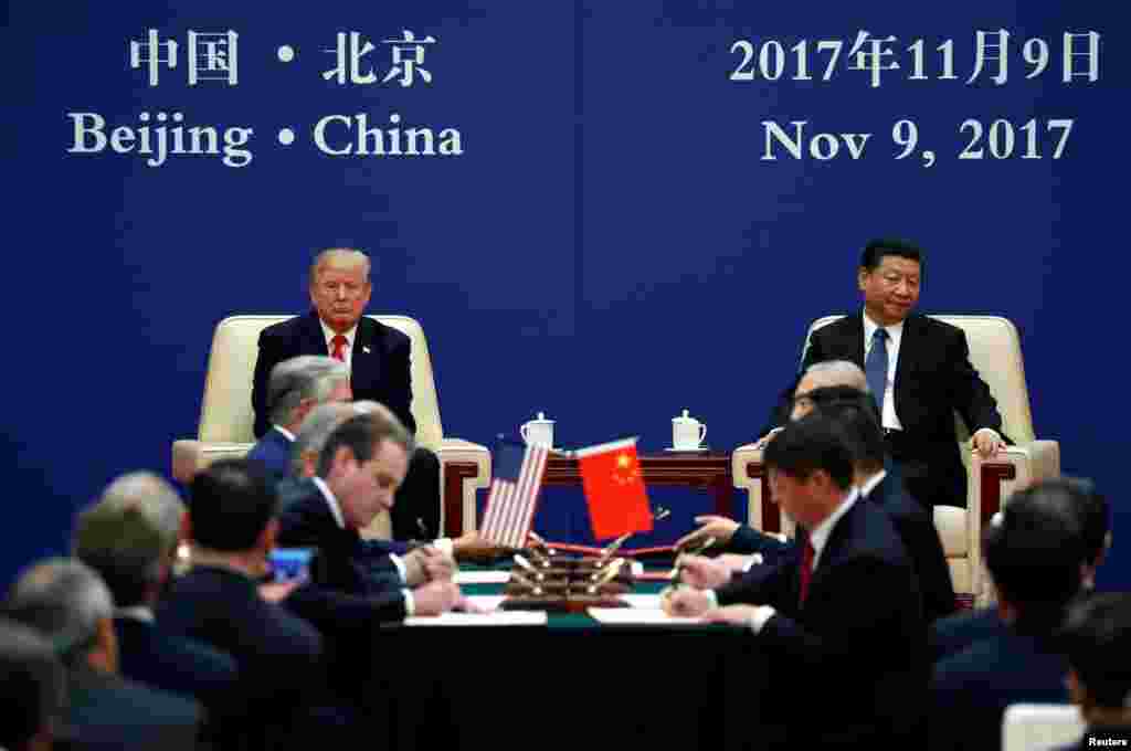 对中国进行国事访问的美国总统川普和中国国家主席习近平在北京人民大会堂出席美中企业家对话会闭幕式(2017年11月9日)。