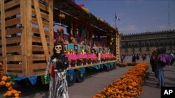 Celebraciones por el Día de los Muertos en el Zócalo de la Ciudad de México el 31 de octubre de 2023.