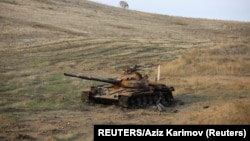 Uništeni tenk u blizini grada Hadruta, koji je prešao pod kontrolu azerbejdžanskih snaga, u području Nagorno Karabaha (Foto: REUTERS/Aziz Karimov)
