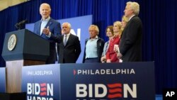 El presidente Joe Biden habla mientras miembros de la familia Kennedy lo respaldan, desde la izquierda, Maxwell Kennedy Sr., Joe Kennedy III, Kathleen Kennedy Townsend, Kerry Kennedy, Rory Kennedy y Christopher Kennedy en un evento el 18 de abril de 2024, en Filadelfia.