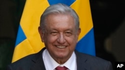 El presidente de México, Andrés Manuel López Obrador, asiste a la ceremonia de bienvenida del rey Carlos XVI Gustavo y la reina Silvia de Suecia en el palacio presidencial de la Ciudad de México, el martes 12 de marzo de 2024.