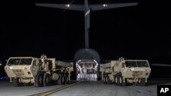 载有美国高空防御（萨德）系统到达韩国平泽的奧桑空軍基地(2017年3月6日)