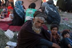 Afganos desplazados internos de las provincias del norte, que huyeron de su hogar debido a los enfrentamientos entre los talibanes y el personal de seguridad afgano, se refugian en un parque público en Kabul, Afganistán, el 9 de agosto de 2021.
