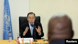 Le secrétaire général des Nations unies Ban Ki-moon s'entretient avec des membres du gouvernement burundais lors de son arrivée à Bujumbura, le 22 février 2016. 