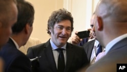 El presidente argentino Javier Milei logró aprobar sus primeras leyes en la Cámara de Diputados después de seis meses de negociaciones y enfrentamientos con la oposición. 
