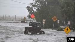 Una calle inundada cerca del puerto deportivo de Steinhatchee después del paso del huracán Idalia en Steinhatchee, Florida, el 30 de agosto de 2023.