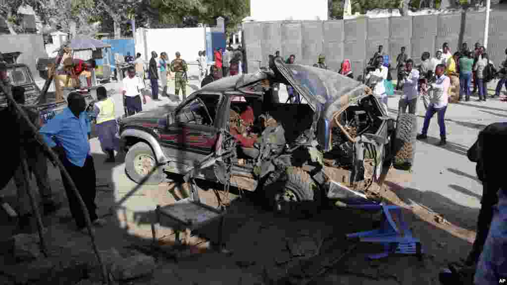 L'épave de la voiture calcinée après l'attaque terroriste, Somalie, le 9 mars 2016.
