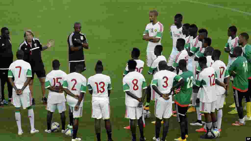 L'entraîneur de l'équipe nationale du Congo, Claude LeRoy, deuxième à gauche, parle à ses joueurs pendant leur séance d'entrainement avant l'ouverture de la Coupe d'Afrique des Nations Groupe A match de football à Bata, en Guinée équatoriale formation, vendredi 16 janvier 2015.