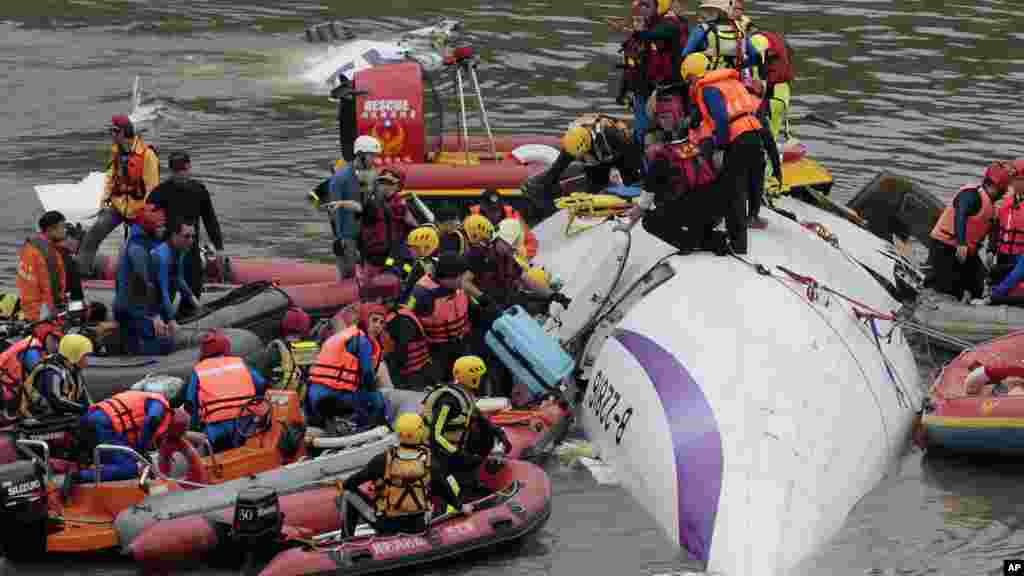 Une équipe de sauveteurs se déploie sur une rivière après qu'un avion de TransAsia s'y est abimé dans la nouvelle ville de Taipei.