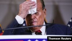 Rudy Giuliani, abogado personal del presidente Donald Trump, se seca el sudor de la frente durante una comparecencia ante los medios celebrada en Washington DC, el 19 de noviembre, para reclamar al Departamento de Justicia que investigue las elecciones.