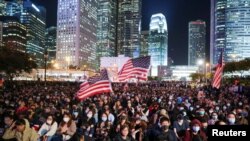 香港民眾匯集在中環愛丁堡廣場揮舞美國國旗舉行感恩節集會。（2019年11月28日）