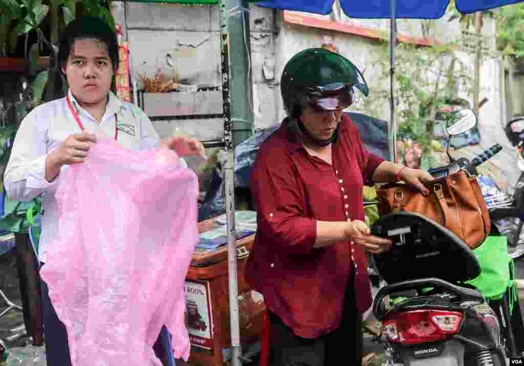 ស្រ្តីជាម្ដាយបេក្ខជនប្រឡងបាក់ឌុបរង់ចាំកូនពួកគេចេញពីបន្ទប់ប្រឡងថ្ងៃចុងក្រោយនៅវិទ្យាល័យព្រះយុគន្ធ នៅថ្ងៃអង្គារ ទី២៣ ខែសីហា ឆ្នាំ២០១៦ នៅរាជធានីភ្នំពេញ។ (ឡេង ឡែន/VOA)