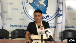 Periodista Armando Amaya, de canal 12, quien denunció ante la Comisión Permanente de Derechos Humanos, que agentes policiales le provocaron una fractura en uno de sus brazos. (Foto Daliana Ocaña).