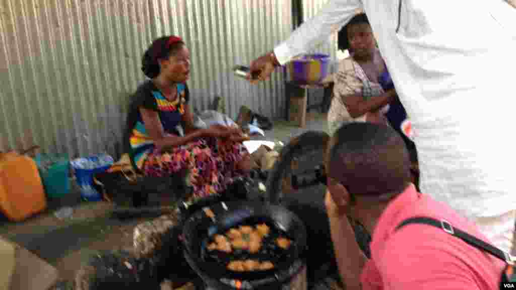 Wata ‘yar kasuwa Esther, a cikin rumfanta da aka sake gina mata a kasuwa. ’Yan Boko Haram sun kona kasuwar a watan Fabareru da Afrilu na 2013. Esther ta tsalake rijiya da baya amma tace rayuwarta ya samu canji har abada, 26 ga Mayu.