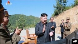 2017年7月4日，朝鲜领导人金正恩在进行洲际弹道导弹发射后庆祝发射成功。（资料照片）