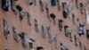 Archivo. Antenas del servicio de televisión por cable DirectTV se observan en un edificio en Caracas, Venezuela. 22 de mayo 2020.
