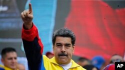 Le président du Venezuela Nicolas Maduro lors d'un rassemblement condamnant les sanctions économiques imposées par l'administration du président américain Donald Trump au Venezuela, à Caracas, Venezuela, le 10 août 2019. (AP Photo)