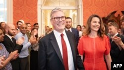 英國新首相施紀賢（Keir Starmer和夫人抵達唐寧街 10號。(2024 年7月5日)