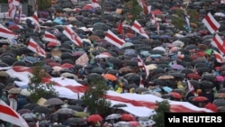 Para pedemo berlindung di bawa payung-payung
dalam demo oposisi menentang hasil pilpres, di Minsk, Belarusia, 6 September 2020. 