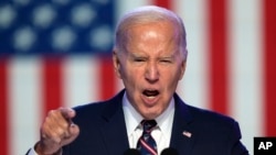 El presidente Joe Biden habla durante un acto de campaña en Pensilvania, el 5 de enero de 2023, durante una ceremonia para conmemorar el segundo aniversario del asalto al Capitolio.
