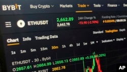 Cene na veb lokaciji Bibit za kriptovalutu Ethereum, na ekranu računara u Njujorku, 21. februara 2025.