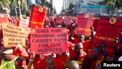 Les membres du Syndicat national des travailleurs de la métallurgie de l'Afrique du Sud (NUMSA) protestent dans les rues de Durban, 1 juillet 2014. 